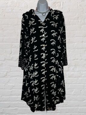 Lotustraders Black & White Calligraphy Allover Print Cloak Duster in Women’s Med